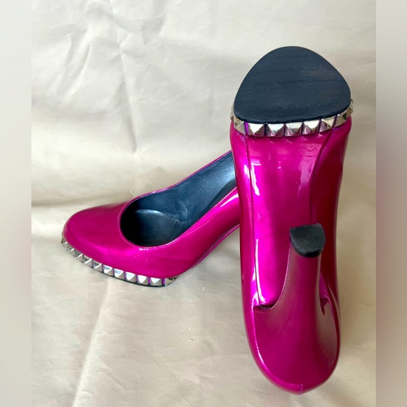 SOLD! LIKE NEW!! STUART WEITZMAN Fuchsia Patent Leather Studded Pumps Size 37.5 - Picture 3 of 4